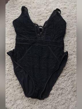 Becca 1 piece lace/eyelet  swimsuit w/ crochet pattern. Size XL NWT